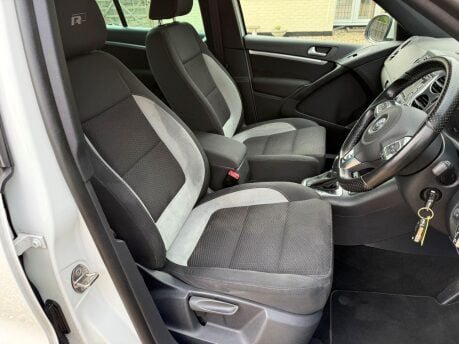 Volkswagen Tiguan 2.0 TDI BlueMotion Tech R-Line DSG 4WD Euro 5 (s/s) 5dr (Nav) 21