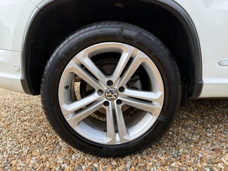 Volkswagen Tiguan 2.0 TDI BlueMotion Tech R-Line DSG 4WD Euro 5 (s/s) 5dr (Nav) 14