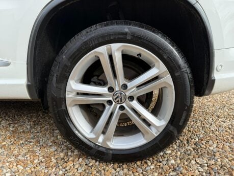 Volkswagen Tiguan 2.0 TDI BlueMotion Tech R-Line DSG 4WD Euro 5 (s/s) 5dr (Nav) 11