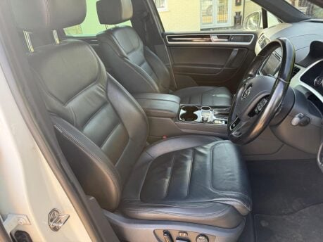 Volkswagen Touareg 3.0 TDI V6 BlueMotion Tech R-Line Plus Tiptronic 4WD Euro 6 (s/s) 5dr 23