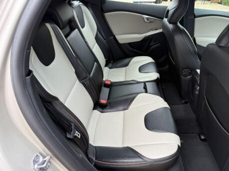 Volvo V40 2.0 T3 Pro Euro 6 (s/s) 5dr 26