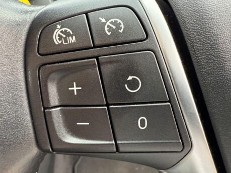 Volvo V40 2.0 T3 Pro Euro 6 (s/s) 5dr 17