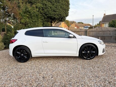 Volkswagen Scirocco 2.0 TDI BlueMotion Tech R-Line DSG Euro 6 (s/s) 3dr 4
