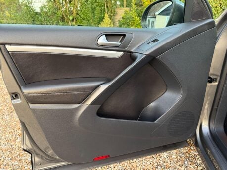 Volkswagen Tiguan 2.0 TDI BlueMotion Tech Match DSG 4WD Euro 5 (s/s) 5dr 36