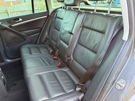 Volkswagen Tiguan 2.0 TDI BlueMotion Tech Match DSG 4WD Euro 5 (s/s) 5dr 37