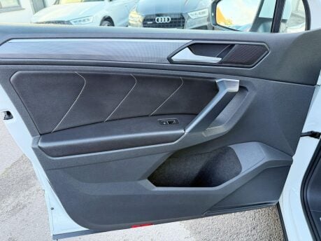 Volkswagen Tiguan 2.0 TDI R-Line Tech DSG Euro 6 (s/s) 5dr 35