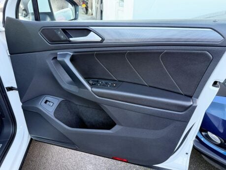 Volkswagen Tiguan 2.0 TDI R-Line Tech DSG Euro 6 (s/s) 5dr 28