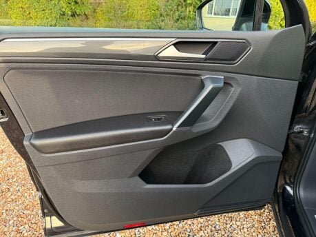 Volkswagen Tiguan 2.0 TDI BlueMotion Tech SEL DSG Euro 6 (s/s) 5dr 37