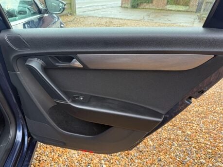 Volkswagen Passat 2.0 TDI BlueMotion Tech Highline DSG Euro 5 (s/s) 5dr 26