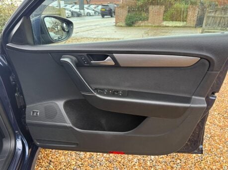Volkswagen Passat 2.0 TDI BlueMotion Tech Highline DSG Euro 5 (s/s) 5dr 24