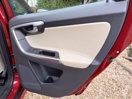 Volvo XC60 2.4 D5 SE Lux Nav Auto AWD Euro 6 (s/s) 5dr 29