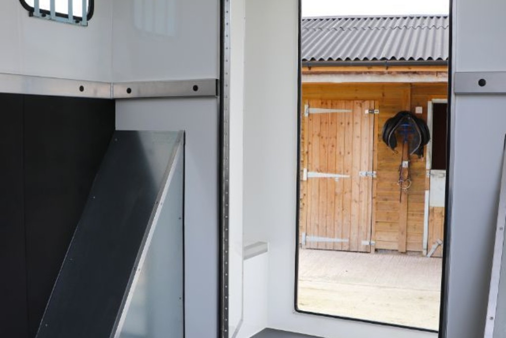 Peugeot Boxer 3.5 ton HorseBox stallion partition Strong build for large horses BLACK EDI 18