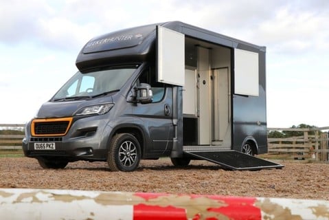 Peugeot Boxer 3.5  ton  Horse Box High spec with sat nav air con ton with 1000 pay load 7