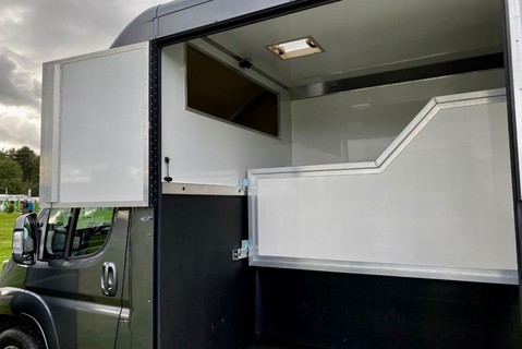 Peugeot Boxer 3.5  ton  Horse Box High spec with sat nav air con ton with 1000 pay load 12