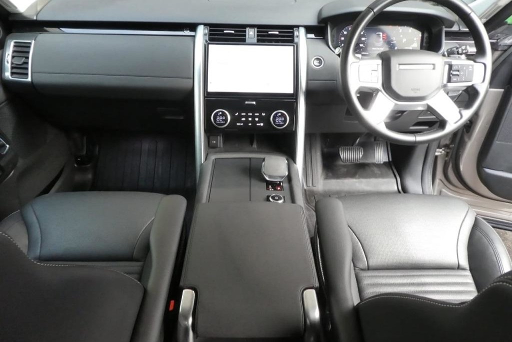 Land Rover Discovery 3.0 D300 SE Commercial Auto WITH FULL SKR STYLING  AND SCOTT REAR SEAT conv 16
