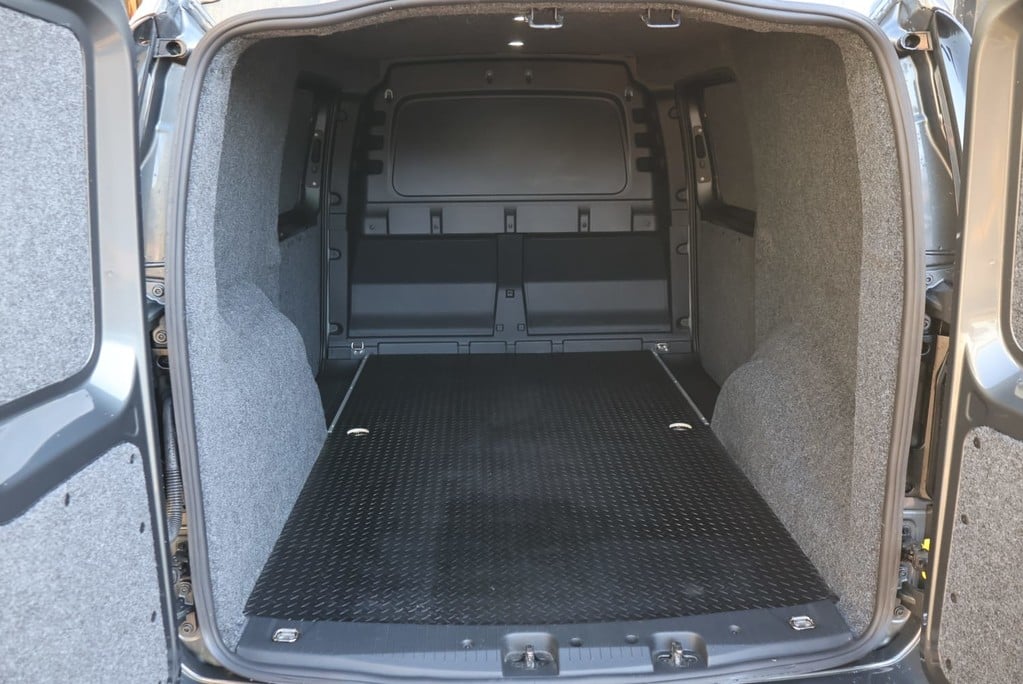 Volkswagen Caddy Maxi C20 TDI COMMERCE Plus. 2.0 TDI   Lwb with full R Design styling . 18