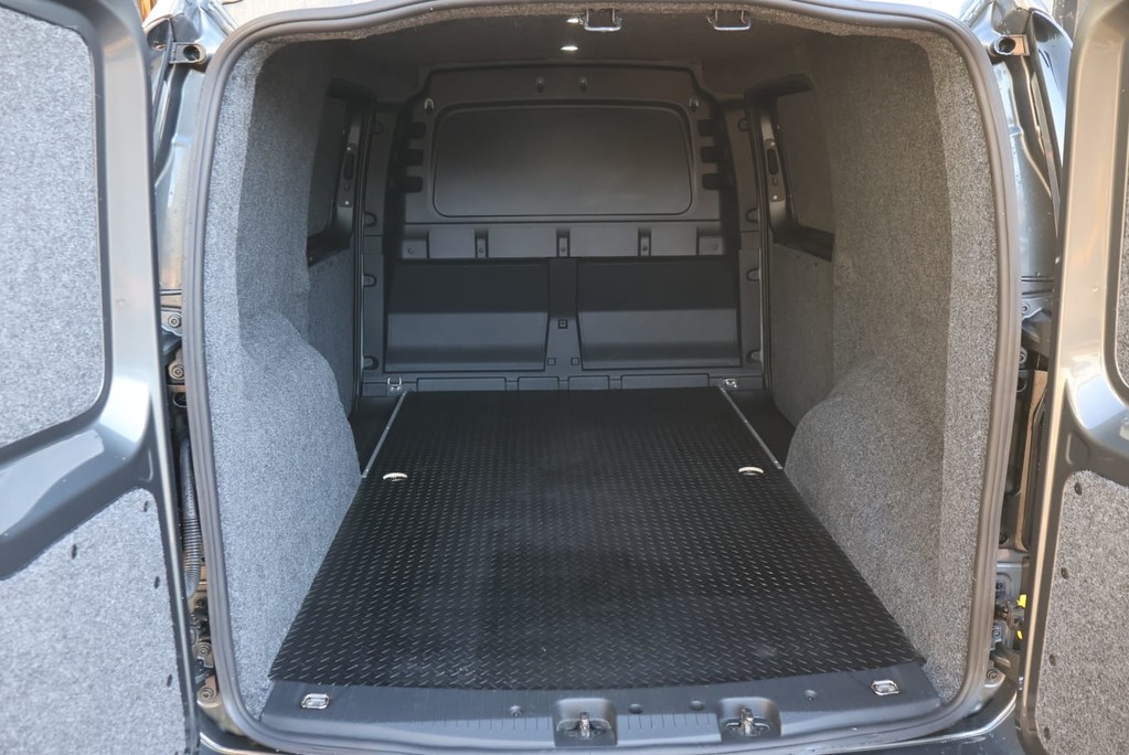 Volkswagen Caddy Maxi C20 TDI COMMERCE Plus. 2.0 TDI   Lwb with full R Design styling . 25