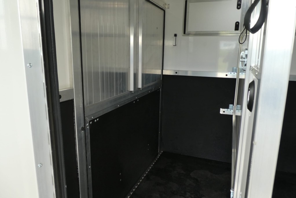 Vauxhall Movano Brand new 3.5 ton Horse lorry stallion partition for large horses  6