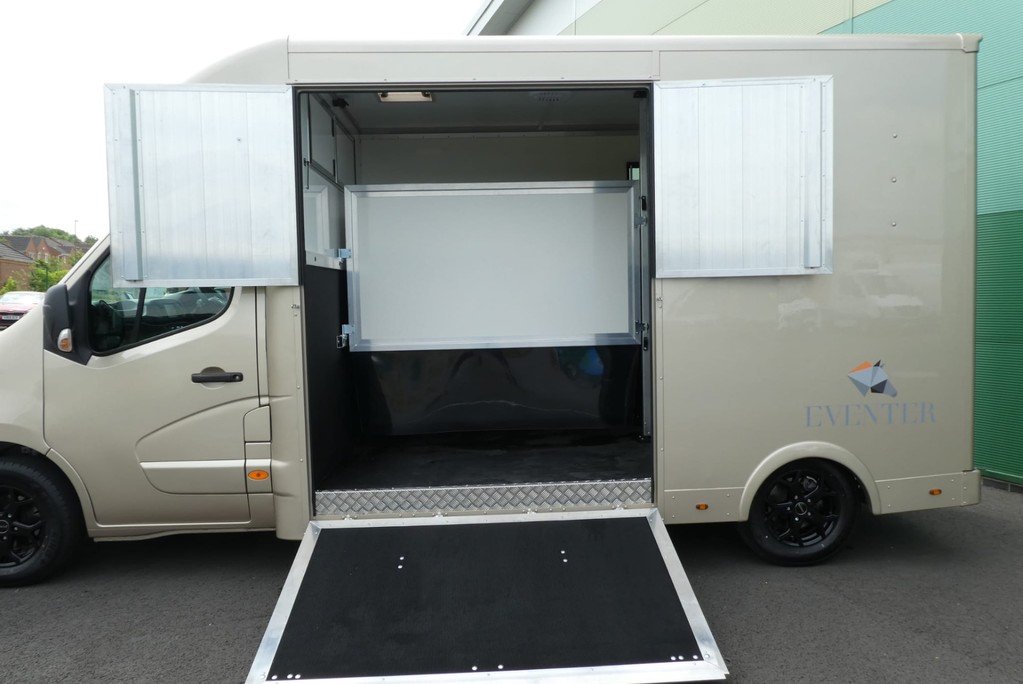 Vauxhall Movano Brand new 3.5 ton Horse lorry stallion partition for large horses  12