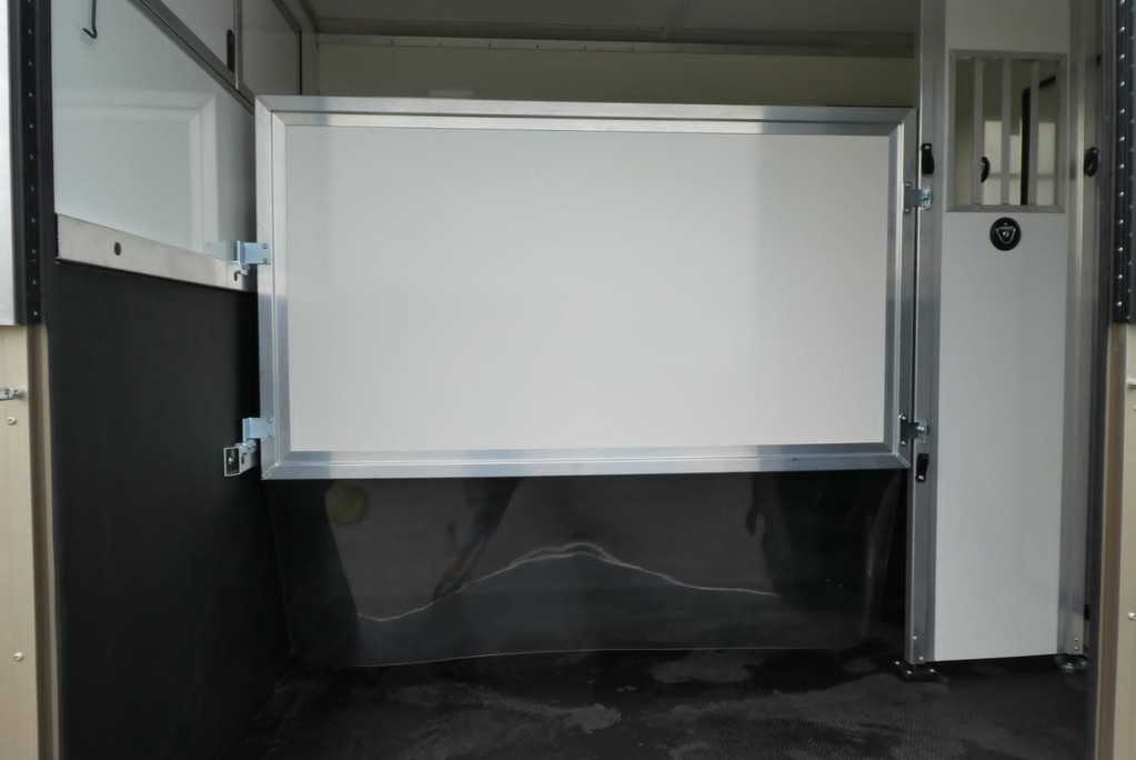 Vauxhall Movano Brand new 3.5 ton Horse lorry stallion partition for large horses  13