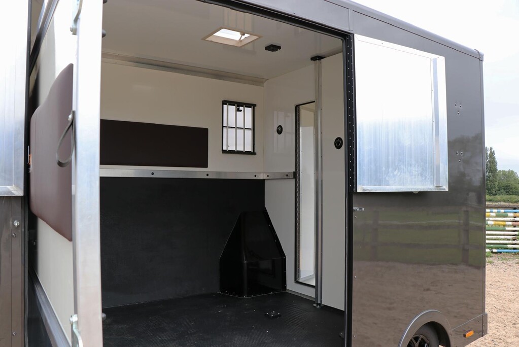 Vauxhall Movano 3.5 ton stallion Horse box 1000 payload heavy duty built huge spec  10