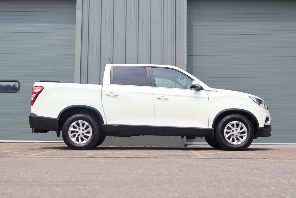 SsangYong Musso EX with a 3.5 ton towing capacity and can carry 1 ton at same time  12