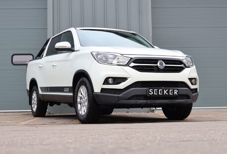 SsangYong Musso EX with a 3.5 ton towing capacity rear load cover roll bar seeker styled