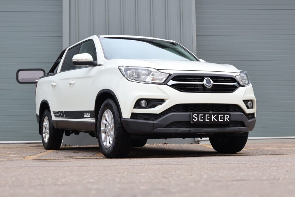 SsangYong Musso EX with a 3.5 ton towing capacity rear load cover roll bar seeker styled 1