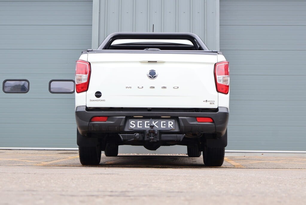 SsangYong Musso EX with a 3.5 ton towing capacity rear load cover roll bar seeker styled 6