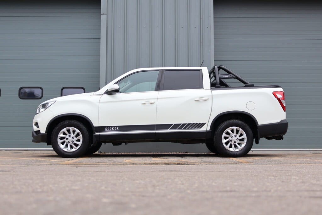 SsangYong Musso EX with a 3.5 ton towing capacity rear load cover roll bar seeker styled 9