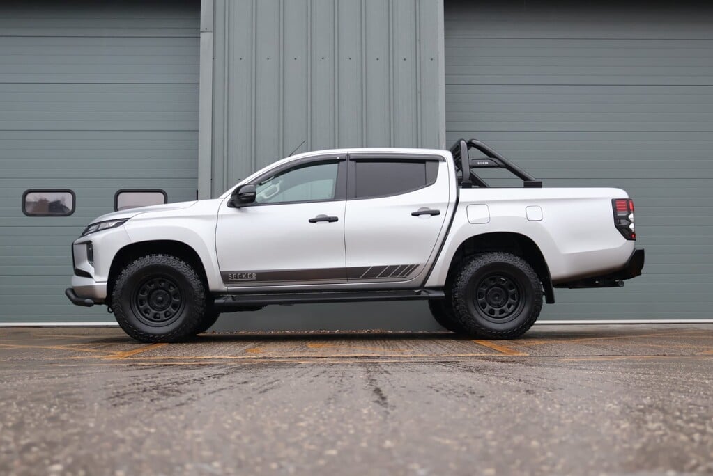 Mitsubishi L200 NEW SHAPE DI-D WARRIOR DCB STYLED BY SEEKER 1 OWNER STUNNING EXAMPLE  8