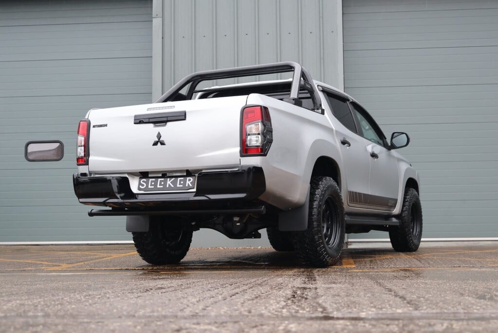 Mitsubishi L200 NEW SHAPE DI-D WARRIOR DCB STYLED BY SEEKER 1 OWNER STUNNING EXAMPLE  5