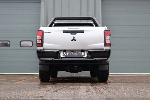 Mitsubishi L200 NEW SHAPE DI-D WARRIOR DCB STYLED BY SEEKER 1 OWNER STUNNING EXAMPLE  2