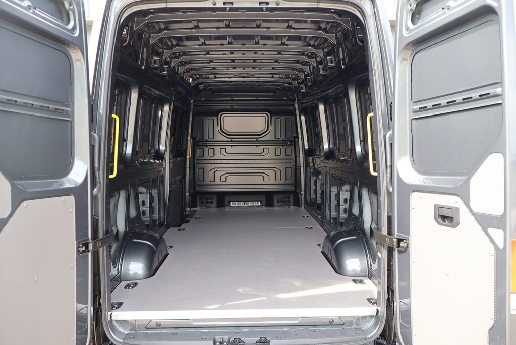 Volkswagen Crafter Brand new CR35 TDI L H/R P/V COMMERCE PLUS 4MOTION LWB styled by seeker 4X4 15