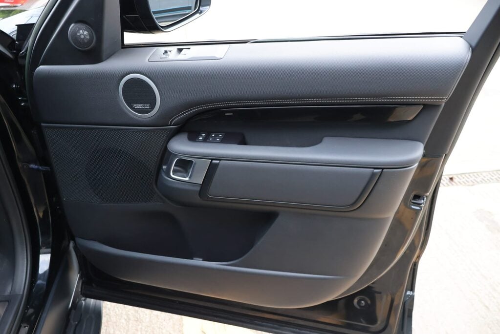 Land Rover Discovery COMMERCIAL DYNAMIC HSE WITH A REAR SEAT CONVERSION 11