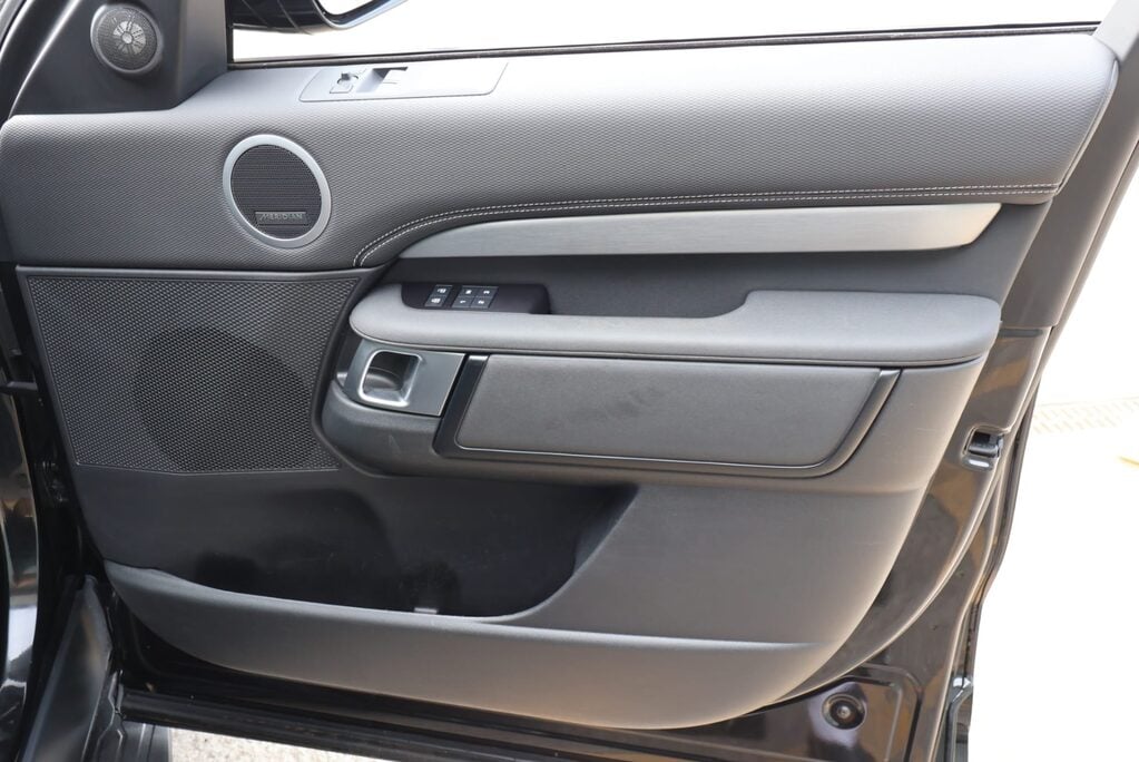 Land Rover Discovery COMMERCIAL DYNAMIC HSE WITH A REAR SEAT CONVERSION styled by seeker  17