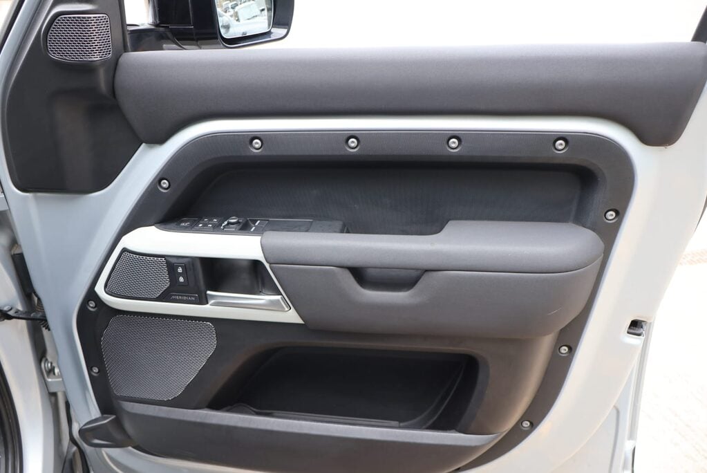 Land Rover Defender 110 110 HARD TOP SE MHEV with full dealer history and genuine rear seats fitted 27