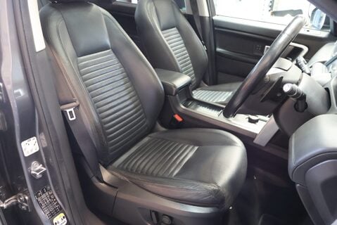 Land Rover Discovery Sport 2.0 TD4 HSE LUXURY pan roof 20 inch black wheels black roof 1 owner 7 seats 14