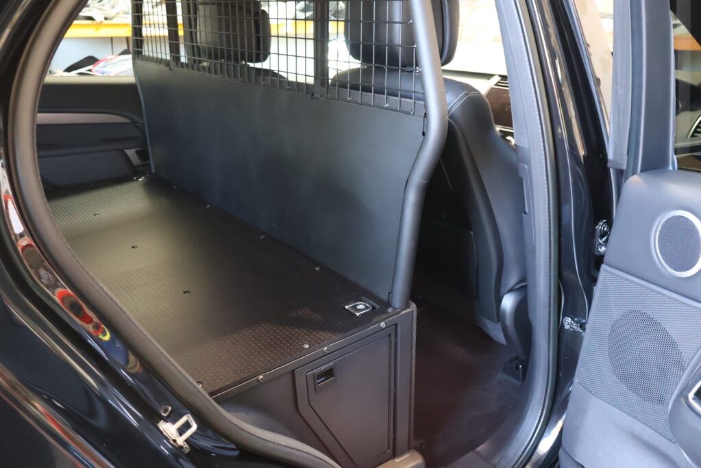Land Rover Discovery R-DYNAMIC HSE MHEV   black pack side steps black wheels painted calipers 8