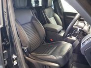 Land Rover Discovery R-DYNAMIC HSE MHEV   black pack side steps black wheels painted calipers 12