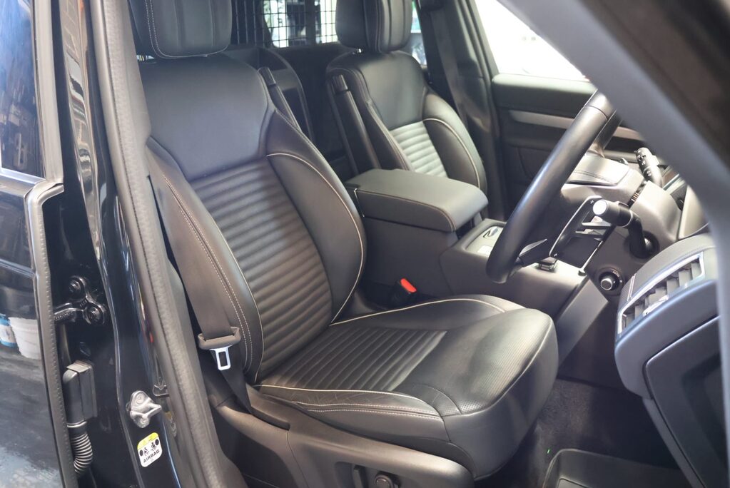 Land Rover Discovery R-DYNAMIC HSE MHEV   black pack side steps black wheels painted calipers 12