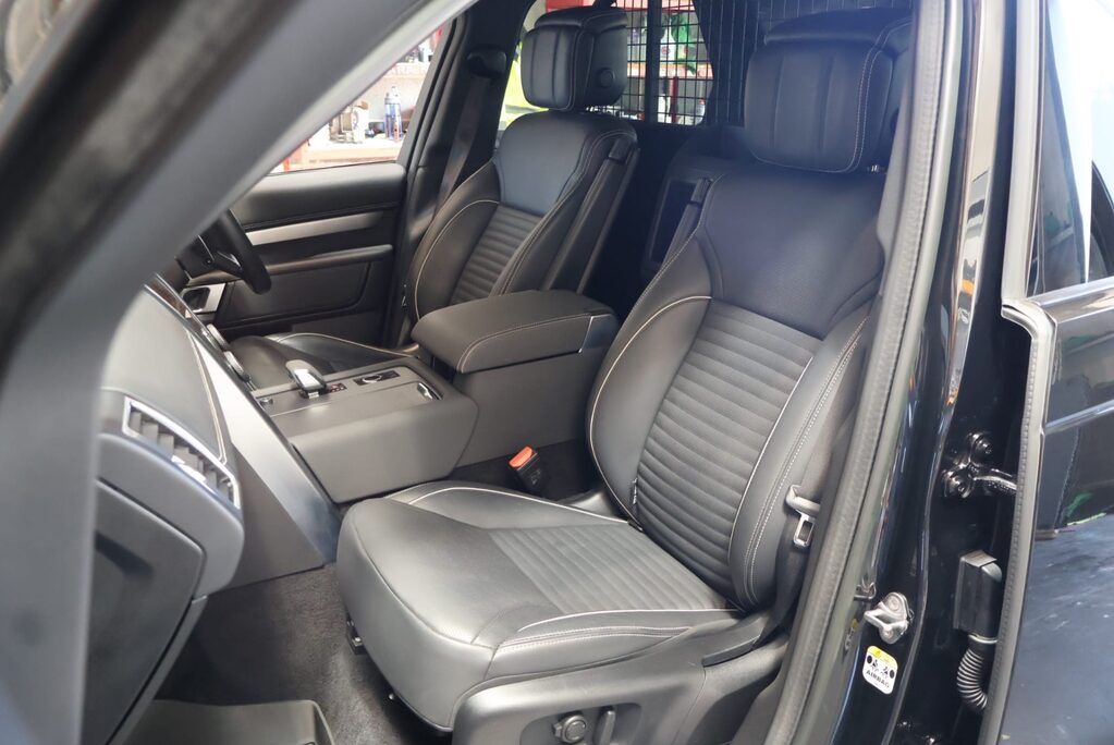 Land Rover Discovery R-DYNAMIC HSE MHEV   black pack side steps black wheels painted calipers 14