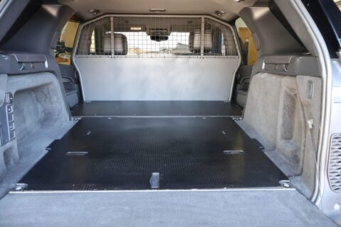 Land Rover Discovery R-DYNAMIC HSE MHEV   black pack side steps black wheels painted calipers 16