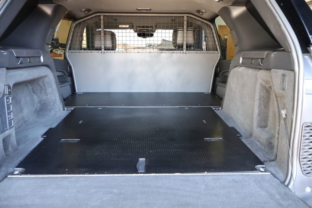 Land Rover Discovery R-DYNAMIC HSE MHEV   black pack side steps black wheels painted calipers 16