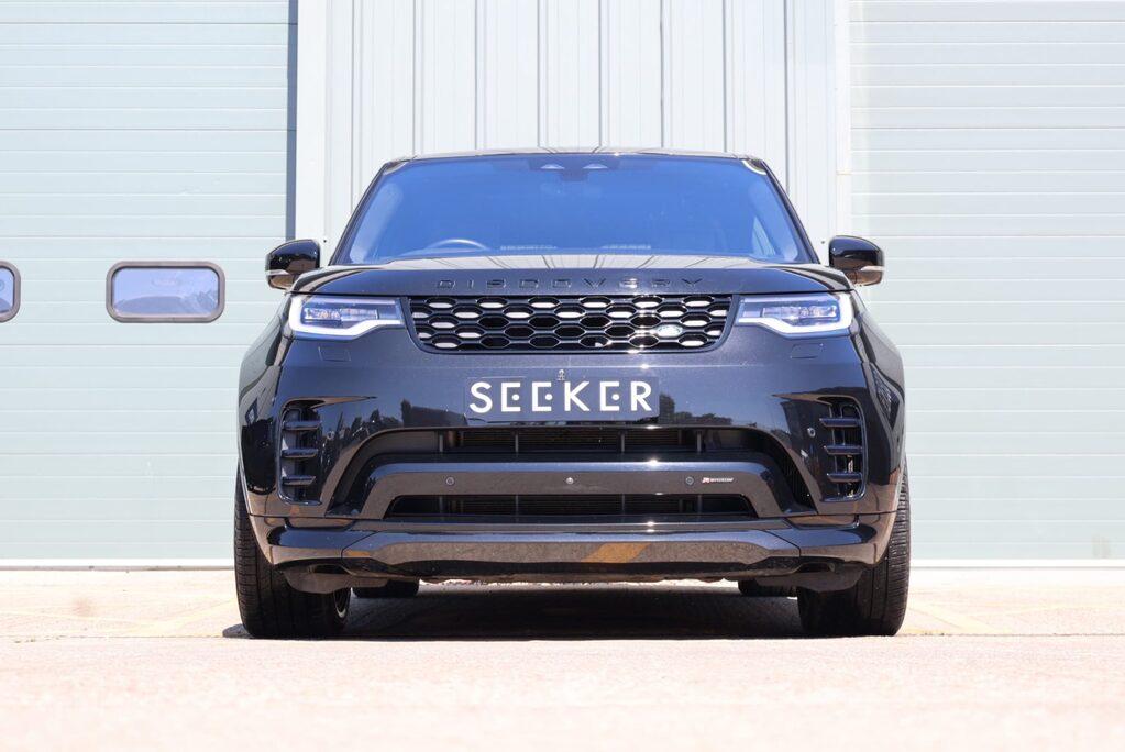 Land Rover Discovery R-DYNAMIC HSE MHEV   black pack side steps black wheels painted calipers 2