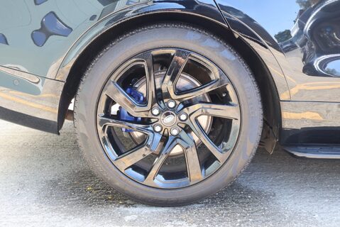 Land Rover Discovery R-DYNAMIC HSE MHEV   black pack side steps black wheels painted calipers 18