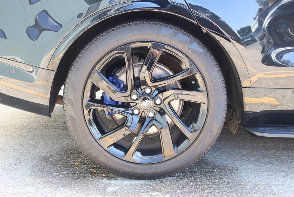 Land Rover Discovery R-DYNAMIC HSE MHEV   black pack side steps black wheels painted calipers 18