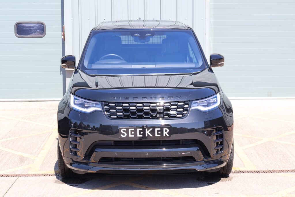 Land Rover Discovery R-DYNAMIC HSE MHEV   black pack side steps black wheels painted calipers 10