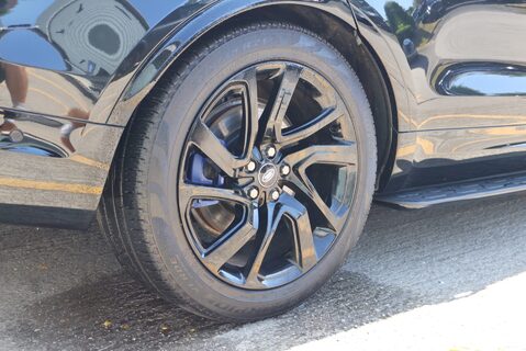 Land Rover Discovery R-DYNAMIC HSE MHEV   black pack side steps black wheels painted calipers 19