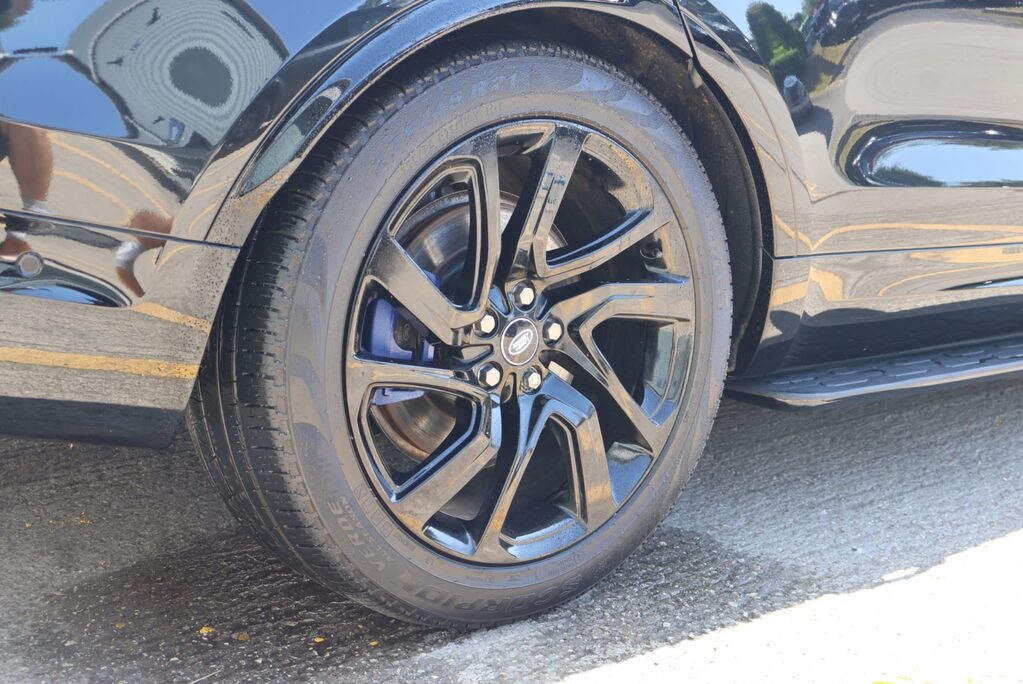 Land Rover Discovery R-DYNAMIC HSE MHEV   black pack side steps black wheels painted calipers 19